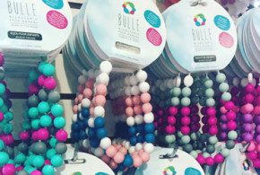 Attache-suce avec jouet de dentition