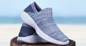 Une paire de chaussures YOU by SKECHERS