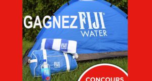 Une tente, un sac de sport et une serviette de plage