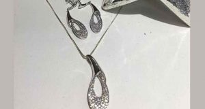 Une chaîne avec boucles d’oreilles