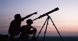Un télescope + trousse d’introduction à l’observation du ciel