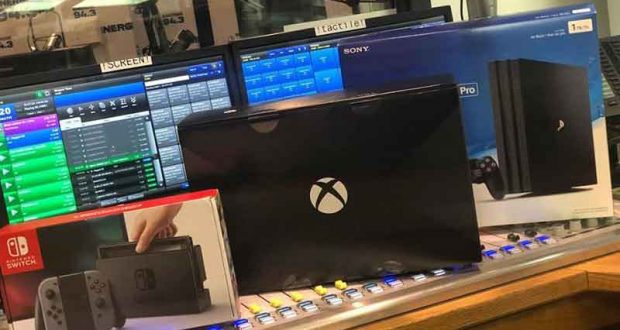 Une Xbox One, une PS4 et une switch