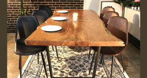 Table en bois d'Acacia de chez Wazo Furniture