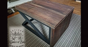 Une table de salon entièrement fait de pin