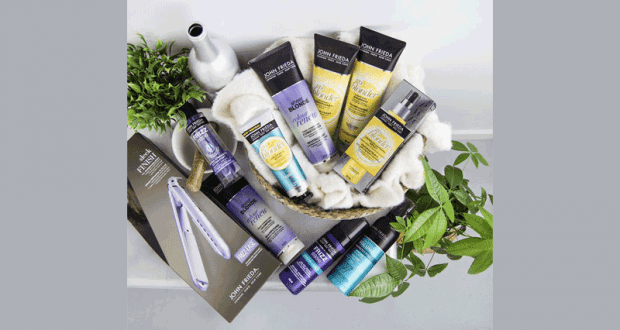 Un assortiment de produits John Frieda et un fer à lisser