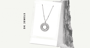 Un collier en argent sterling et en cristal