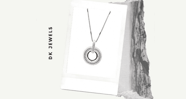 Un collier en argent sterling et en cristal