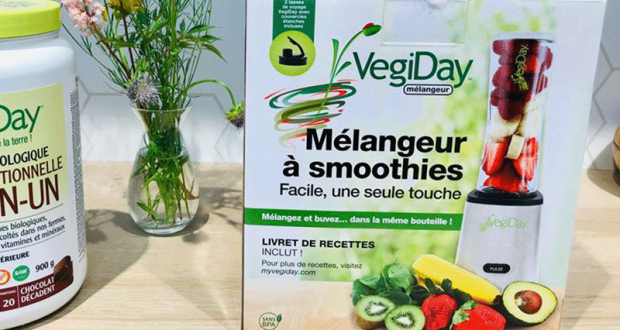 Un mélangeur à smoothie et un mélange de protéines