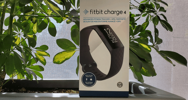 Un moniteur de mise en forme Charge 4 de Fitbit