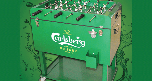 Une table de babyfoot mobile Carlsberg qui est aussi une glacière