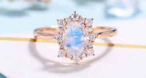 Gagnez Une bague Léonie en pierre de lune