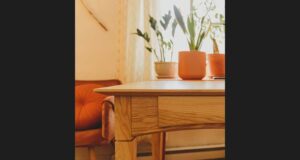 Gagnez une table d’appoint en bois massif