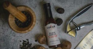 Échantillons de la sauce piquante fermentée Lunar Black Garlic